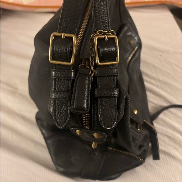 Chic Black Leather Shoulder Bag - Picture 3 of 8